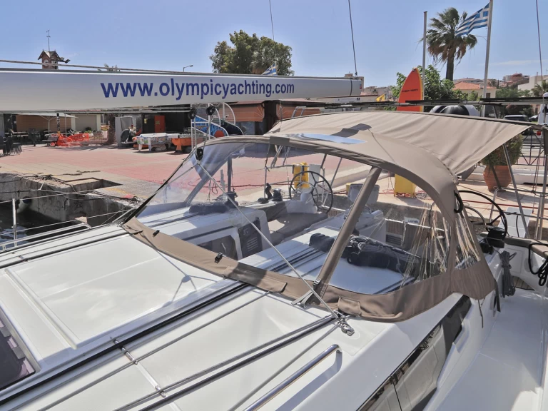 Location bateau Lávrio pas cher Sun Odyssey 410