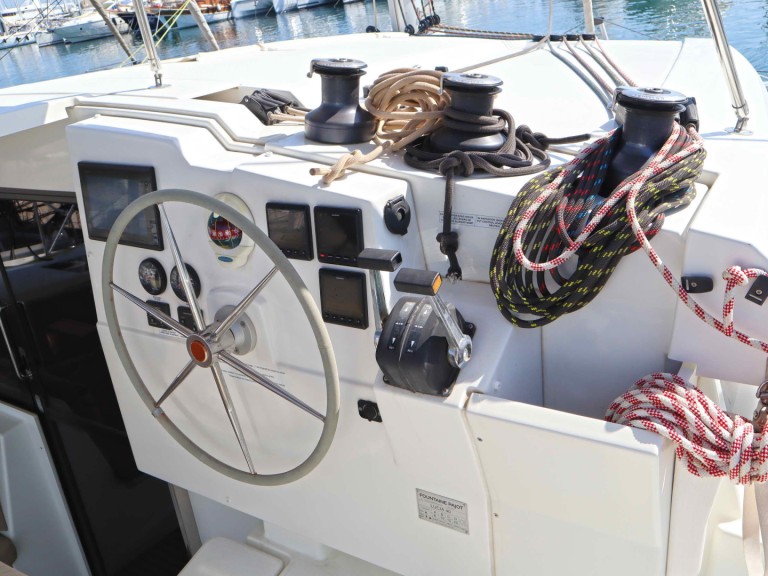 Louez un Fountaine Pajot Lucia 40 à Álimos