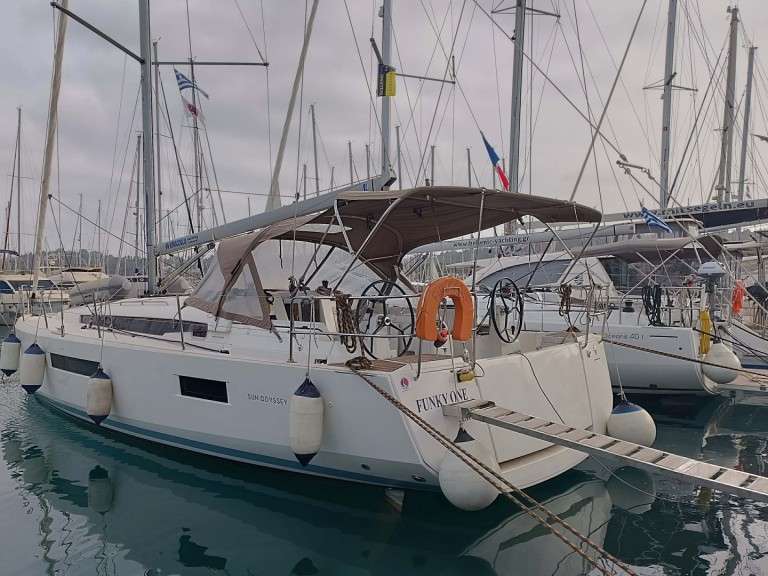 Location bateau Jeanneau Sun Odyssey 440 à Gouviá sur Samboat