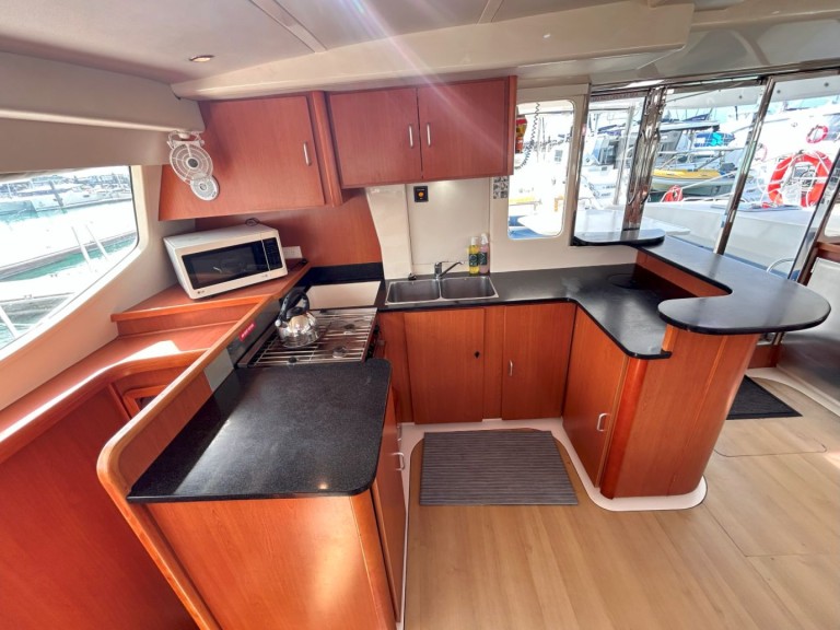 Location Catamaran Leopard Catamarans / Robertson & Caine avec permis