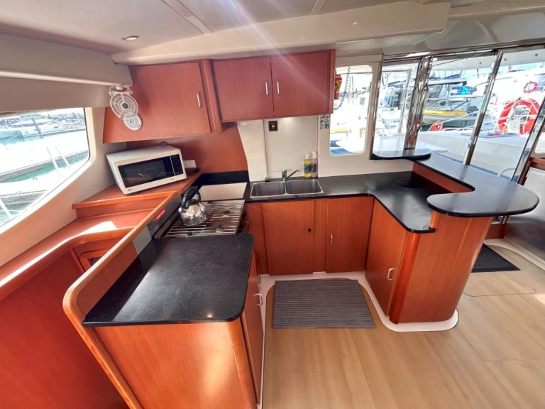 Location Catamaran Leopard Catamarans / Robertson & Caine avec permis