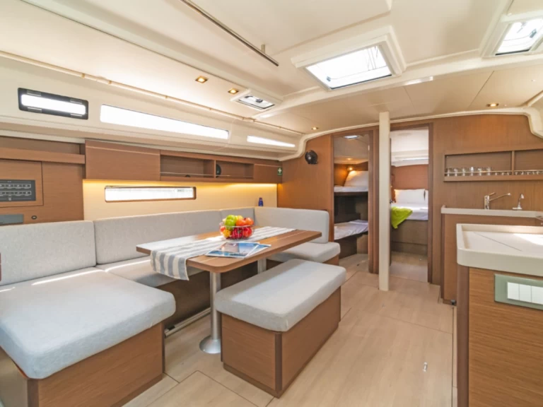 Louez un Bénéteau Oceanis 40.1 à Álimos