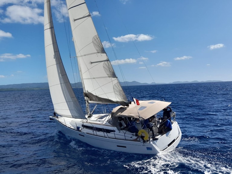 Louer Voilier avec ou sans skipper Jeanneau à Le Marin