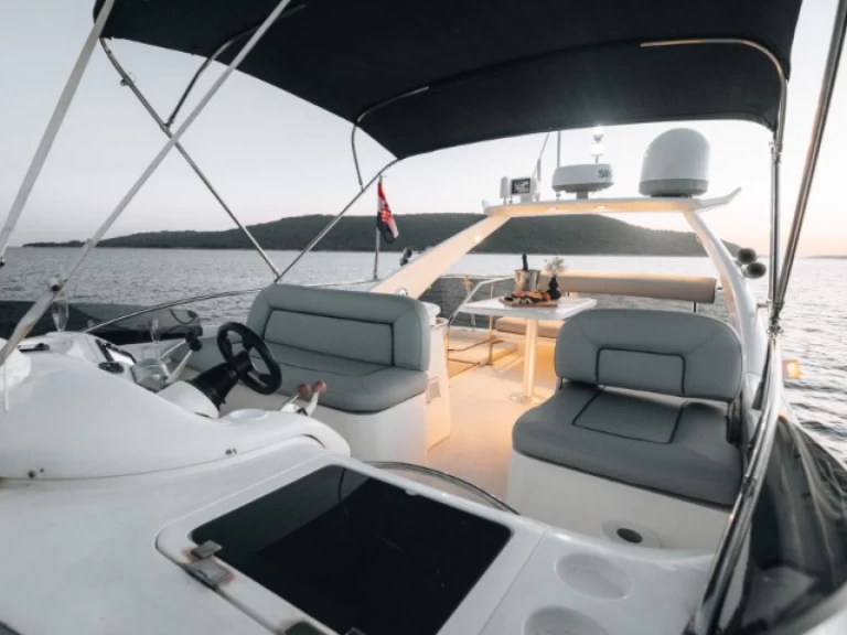 Bateau à moteur à louer à Kaštel Gomilica au meilleur prix