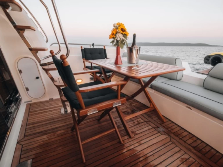 Louez un Sunseeker Manhattan 48 Fly à Kaštel Gomilica