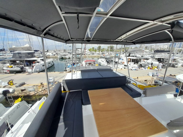 Catamaran à louer à Álimos au meilleur prix