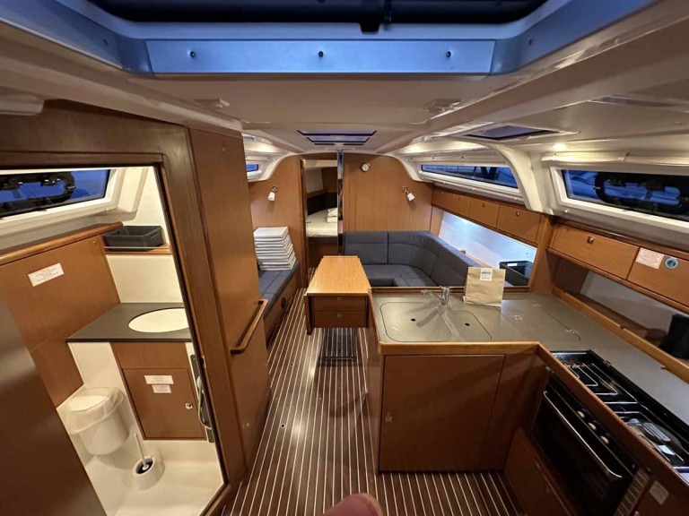 Location à Jezera - Bavaria Cruiser 37 sur SamBoat