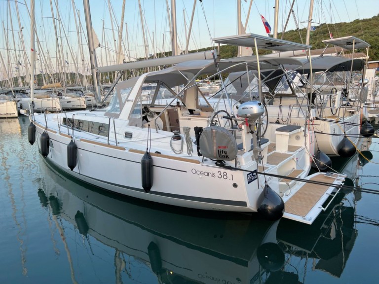 Location bateau Pula pas cher Oceanis 38.1