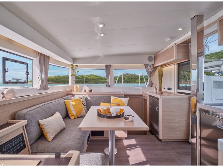 Catamaran à louer à Gouviá au meilleur prix