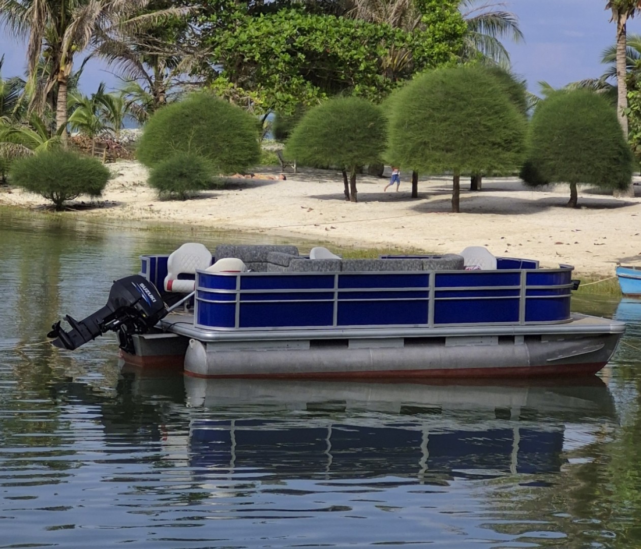 Jibe KS-P3 solar tritoon boat charter at Malibu beach, Ko Phangan, Thailand