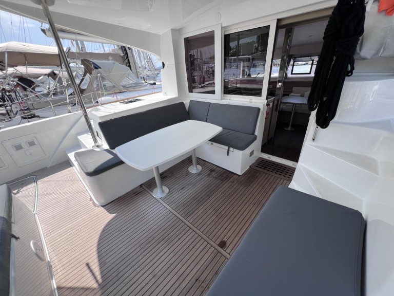 Catamaran à louer à Loutraki-Agioi Theodoroi au meilleur prix