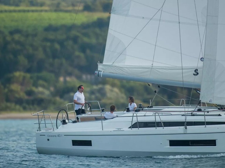 Bénéteau Oceanis 40.1 a louer à Pomer