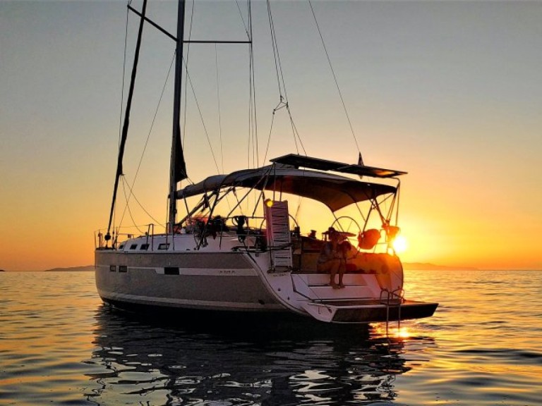 Louez un Bavaria Bavaria 45 Cruiser 4 cabins à Gouviá