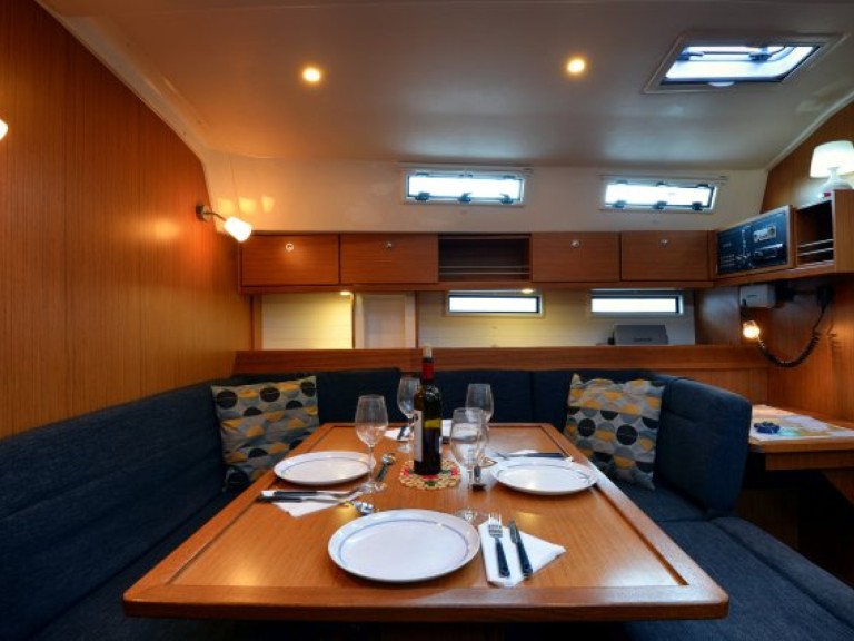 Louez un Bavaria Bavaria 45 Cruiser 4 cabins à Gouviá