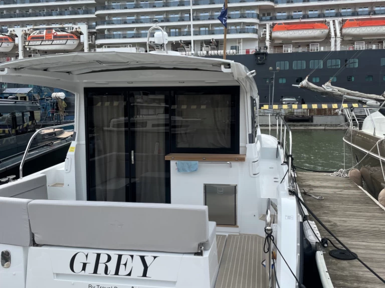 Louez un Sealine C335 Grey à Klaipėdos rajonas