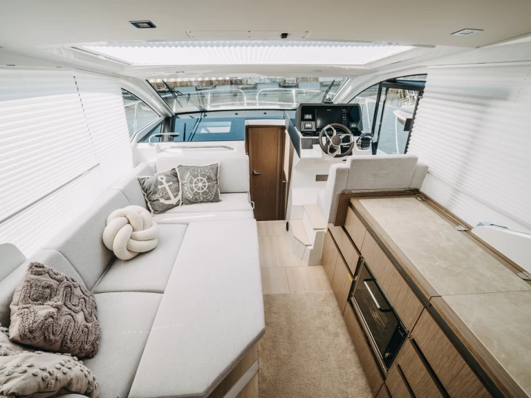 Location Bateau à moteur à Klaipėdos rajonas - Sealine C335 Grey