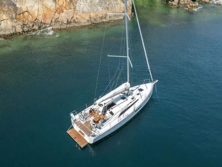Bénéteau Oceanis 37.1 a louer à Nikiána