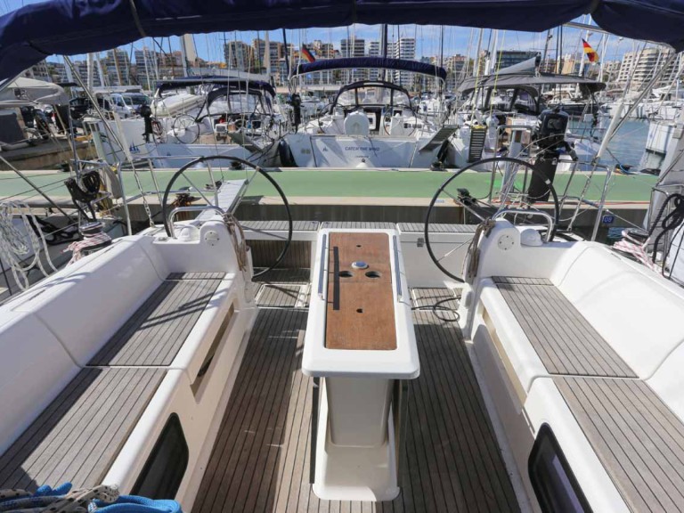 Location à Golfo Aranci - Dufour Dufour 412 sur SamBoat