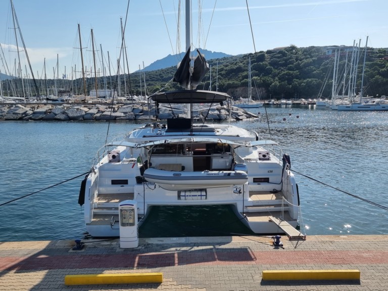 Catamaran à louer à Cugnana Verde au meilleur prix