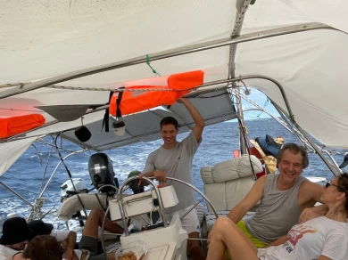 Uthyrning Segelbåt  Bénéteau med en båtlicens 