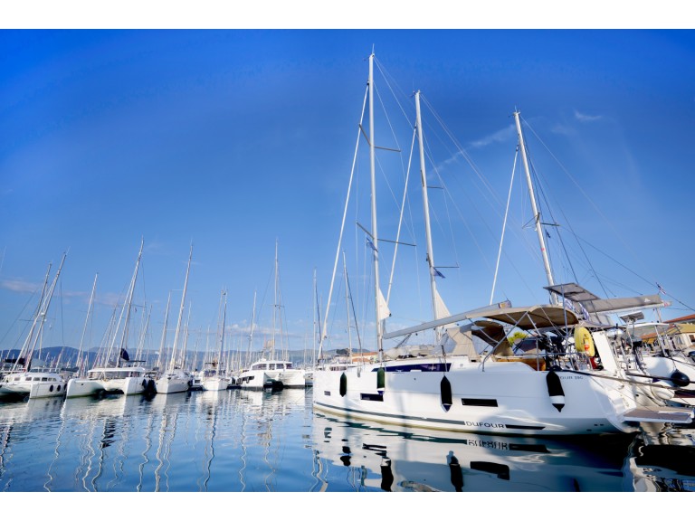 Location à Néa Péramos - Dufour Dufour 390 sur SamBoat