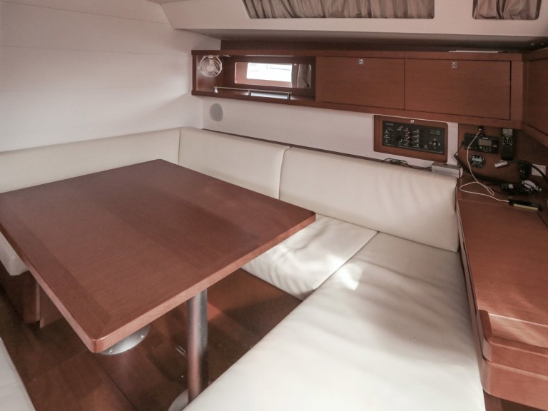 Bénéteau Oceanis 45 a louer à Tivat