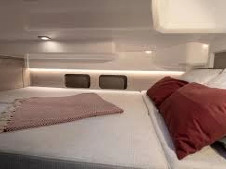 Louez un Jeanneau Cap Camarat 9.0 WA à Makarska