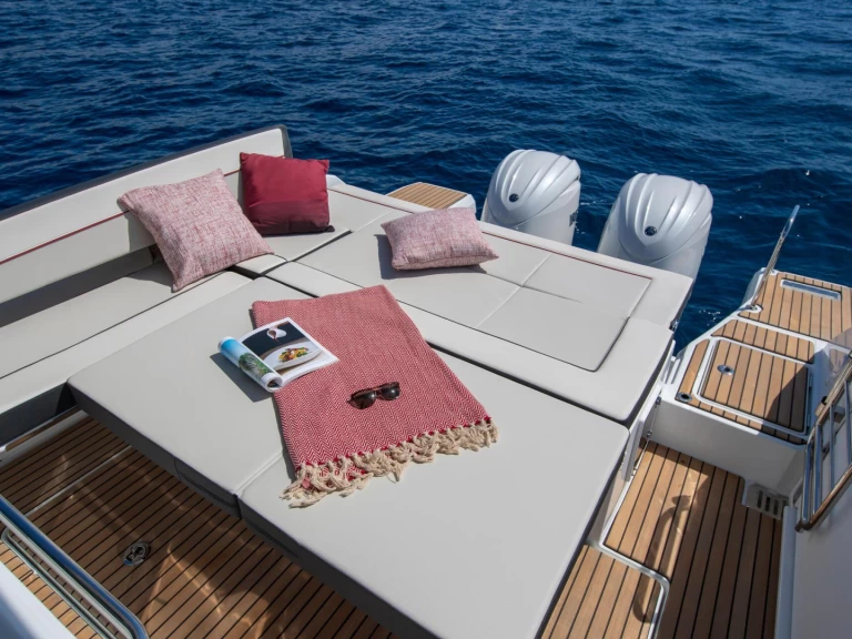 Location bateau Jeanneau Cap Camarat 9.0 WA à Makarska sur Samboat