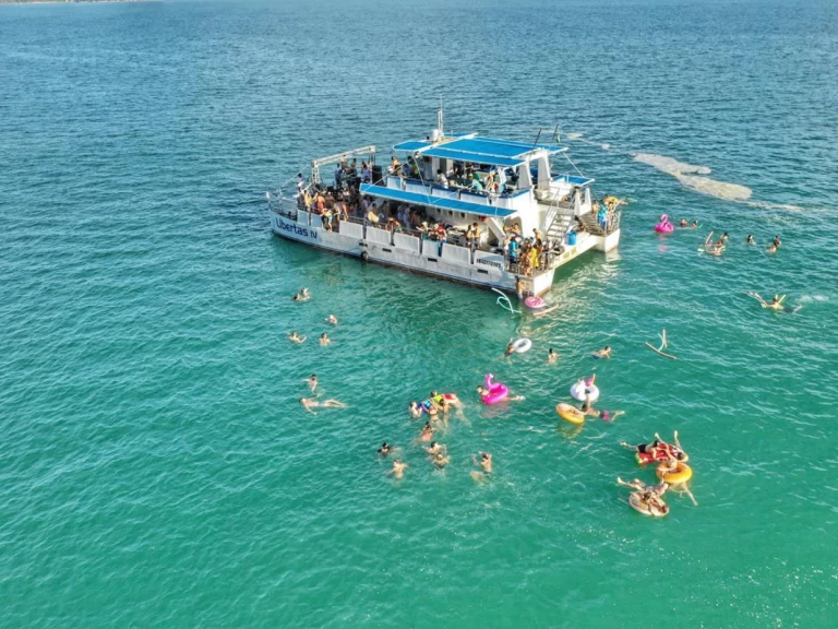 Louez un Mar Grande Catamaran à Armação dos Búzios