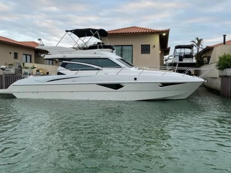 Bateau à moteur à louer à Armação dos Búzios au meilleur prix