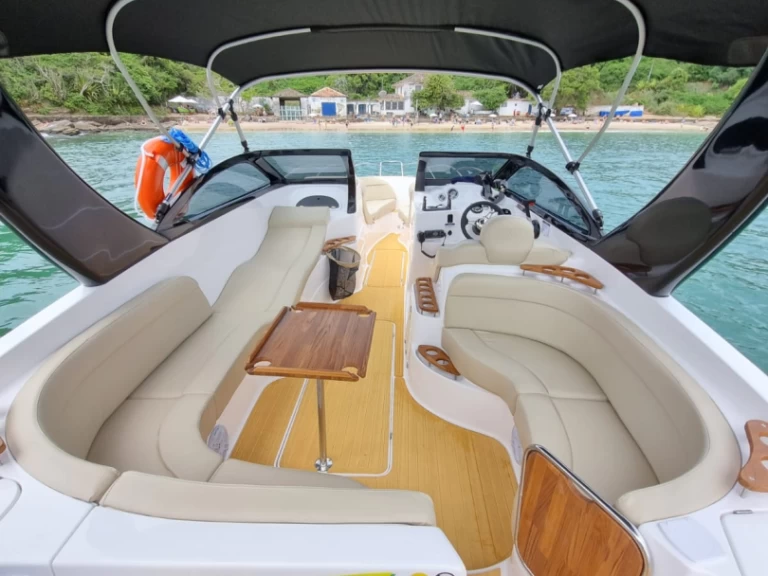 Bateau à moteur à louer à Armação dos Búzios au meilleur prix