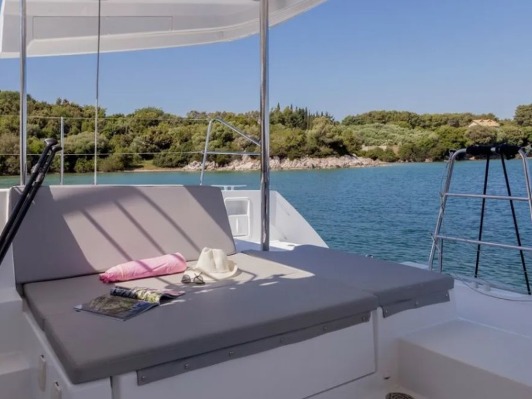 Catamaran à louer à Nikiána au meilleur prix