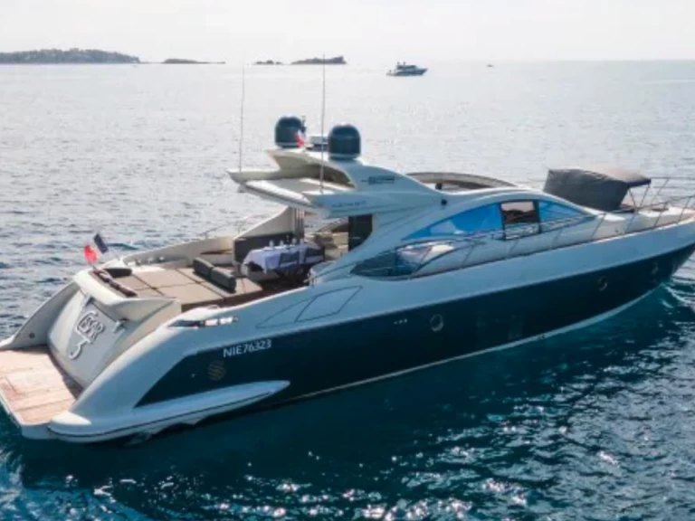 Location bateau Saint-Tropez pas cher Azimut 68 S