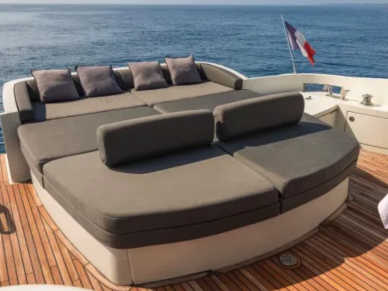 Louer Yacht avec ou sans skipper Azimut à Saint-Tropez