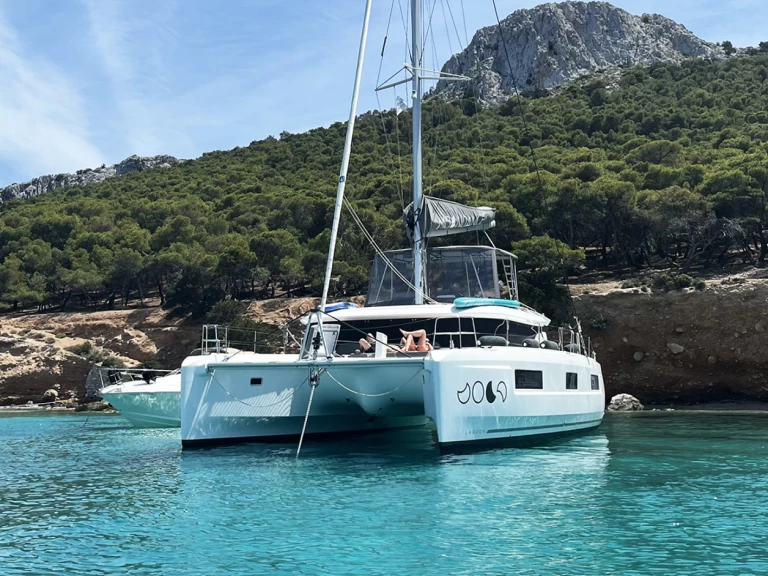 Louer Catamaran avec ou sans skipper Lagoon à Álimos