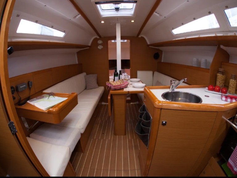 Louez un Jeanneau Jeanneau Sun Odyssey 33i à Kallithéa