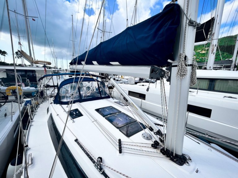 Location bateau Road Town pas cher Bavaria 37 - 2 cab.