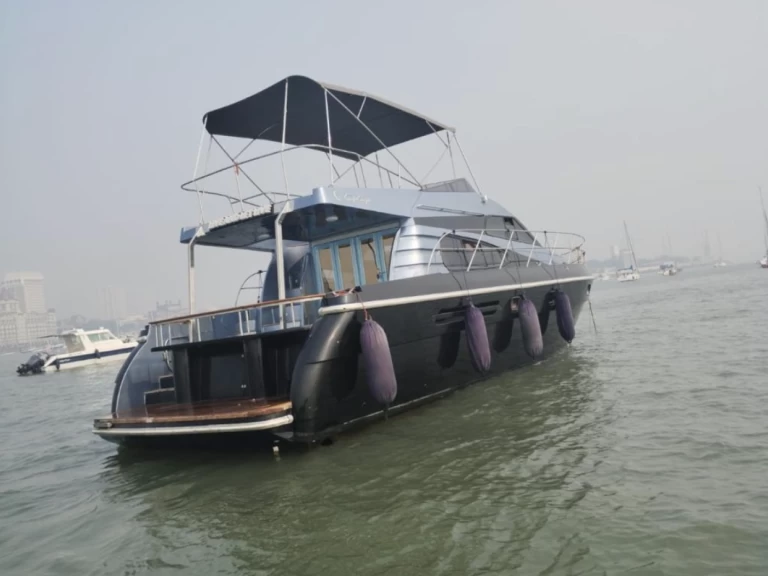 Location Yacht Custom Made avec permis