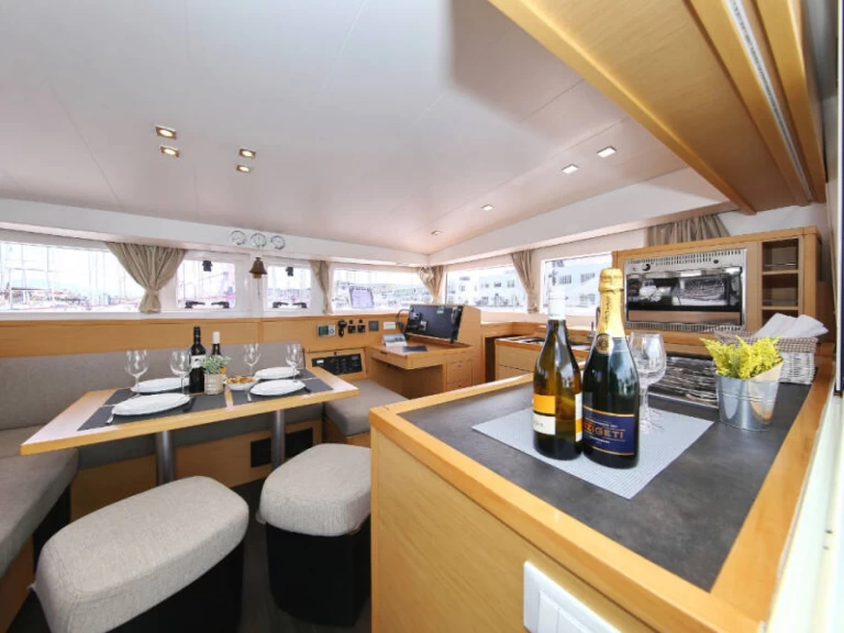 Catamaran à louer à Betina au meilleur prix