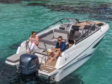 Louer Bateau à moteur avec ou sans skipper Jeanneau à Saint-Aygulf