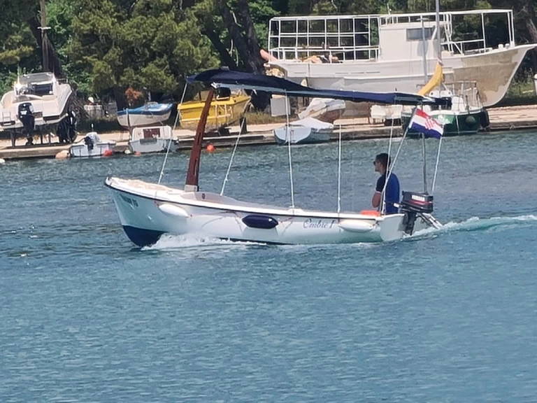 Bateau à moteur à louer à Trogir au meilleur prix