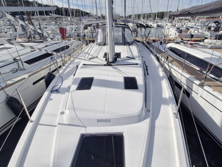 Louez un Bavaria Bavaria C38 à Pula