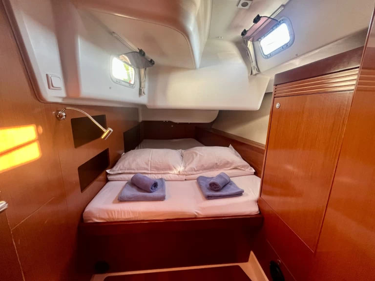 Location bateau Bénéteau Oceanis 50 Family à Marina (Ville) sur Samboat