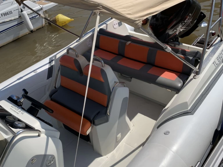 Semi-rigide à louer à Hyères au meilleur prix