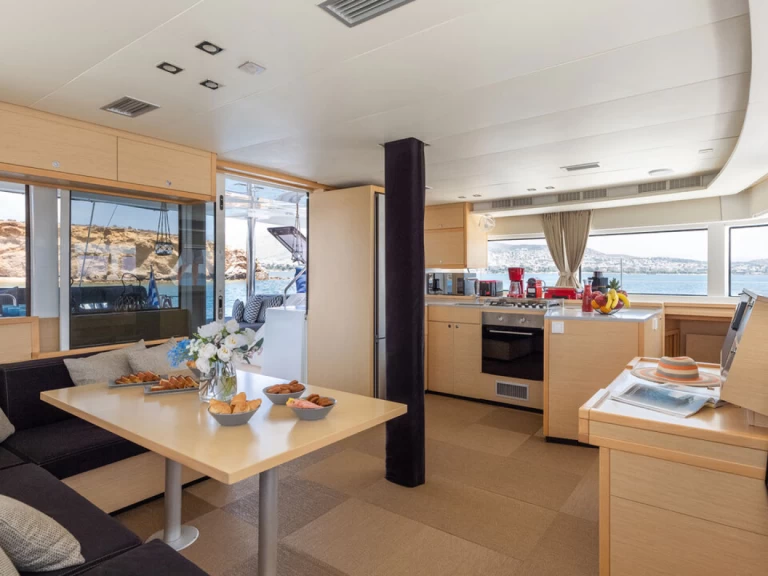 Catamaran à louer à Álimos au meilleur prix