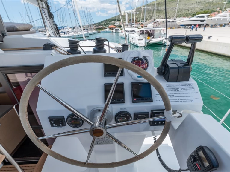 Catamaran à louer à Seget Donji au meilleur prix