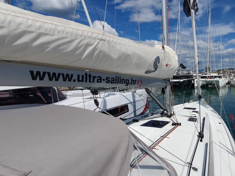 Bénéteau Oceanis 37.1 a louer à Split