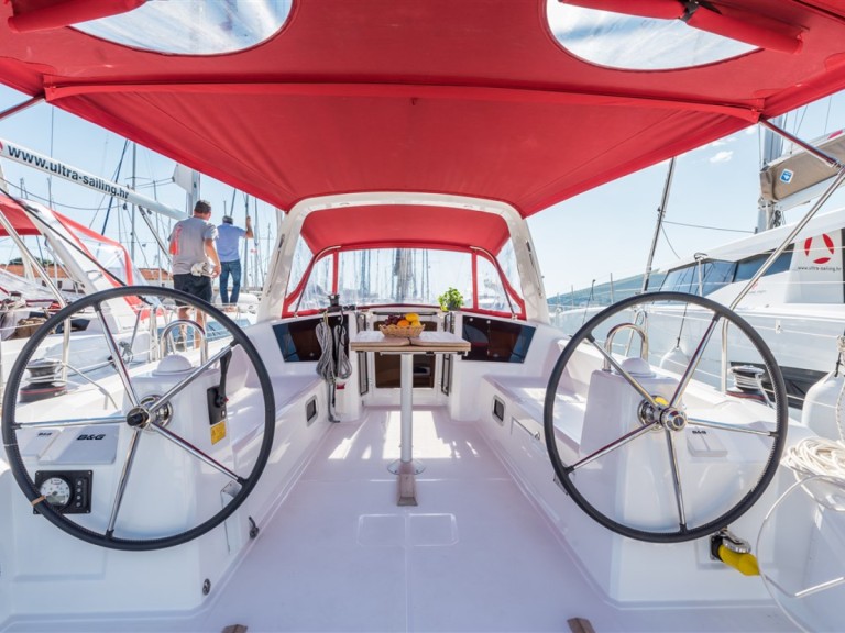 Louez un Bénéteau Oceanis 38 à Pomer