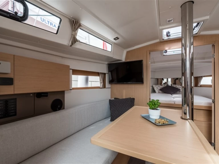 Bénéteau Oceanis 38.1 a louer à Split