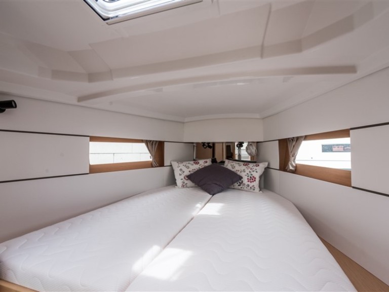 Bénéteau Oceanis 38.1 a louer à Komolac